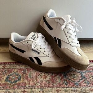 Reebok Women’s White and Black Sneakers Barely Worn